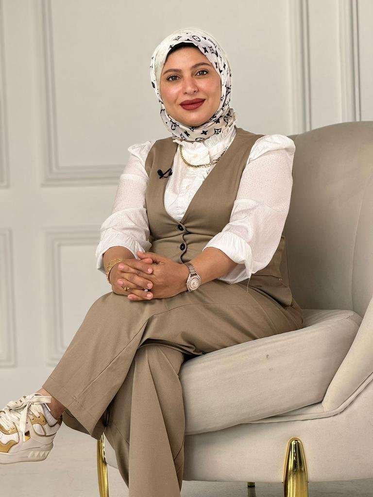 د. شيرين رحال خلال تصوير محتواها